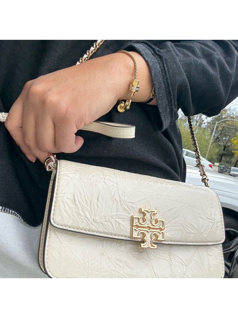 New tory burch BRITTEN PATENT CHARMS CHAIN WALLET W. WRISTLETin light cream - Picture 7 of 9
